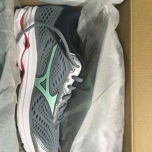 Mizuno Wave Rider 22 - New. Size 8.